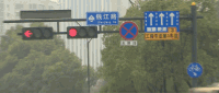 杭州:黄沙车与私家车相撞 马路“黄了”